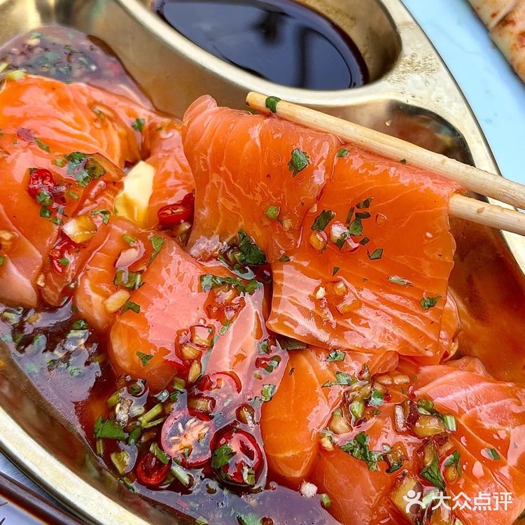 来星海就办了一件事，吃生腌…