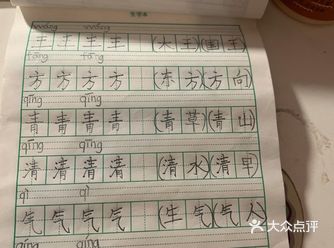 作为一年级的一名小学生，孩子真心不容易，这个时间还在