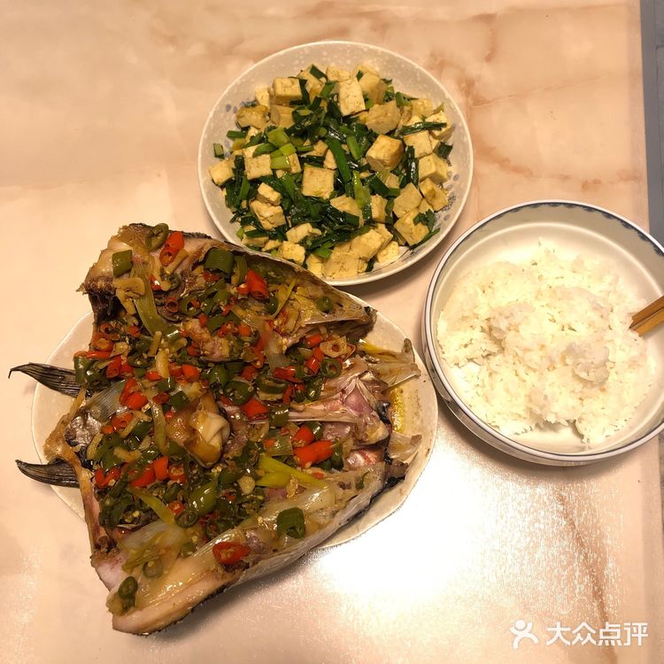 品尝正宗湘西风情的剁椒鱼头