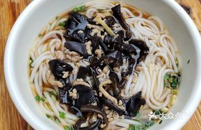 Wood Ear Mushroom and Pork Stir-Fried Noodles