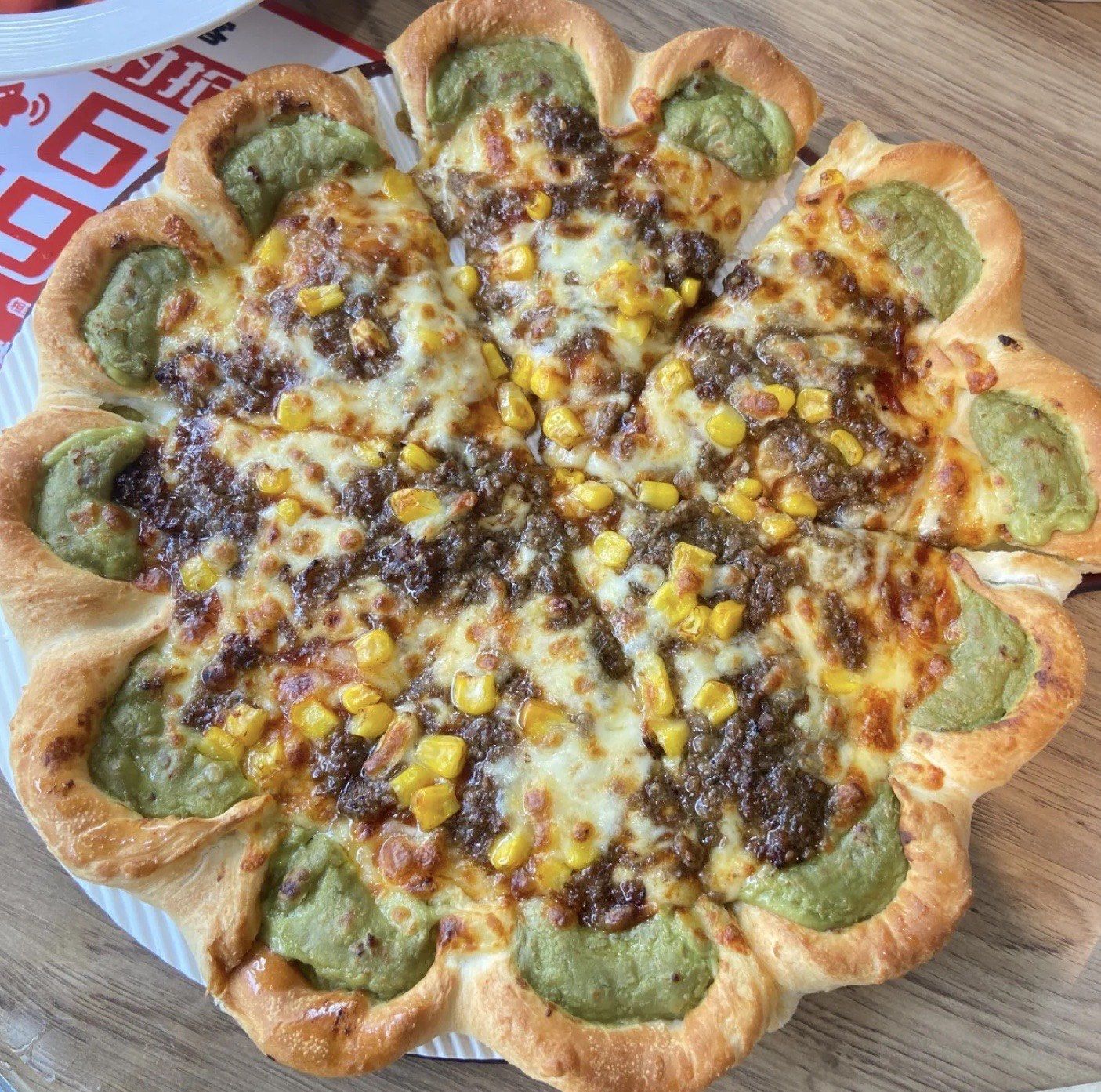 必胜客路易安那风味牛肉酱开心果卷边披萨