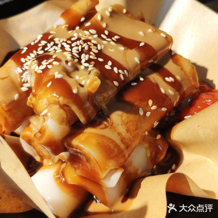 有礼貌，有笑容！【猪肠粉】是三酱肠粉，感觉是芝麻酱