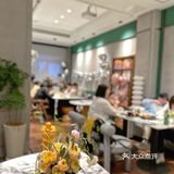 晚上门口路边可以短暂停一下，不贴条噢