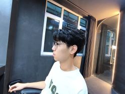 -一家只做男发烫染的店