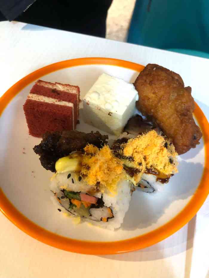 周末遛娃遛到中原万达,搜到这家排名挺靠前,想着自助餐可能适合娃吃的