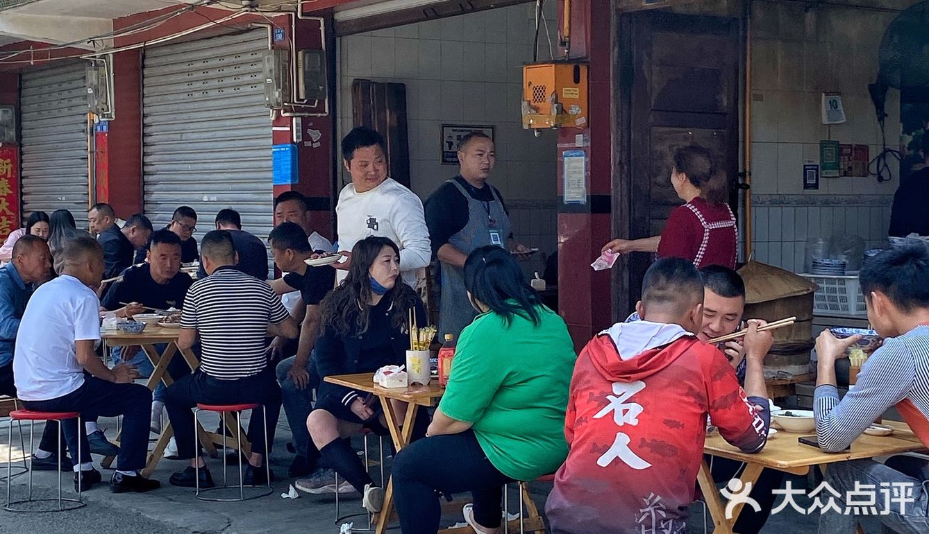 乡镇卡卡里的老馆子，11点就像吃酒一样，人均25吃饱
