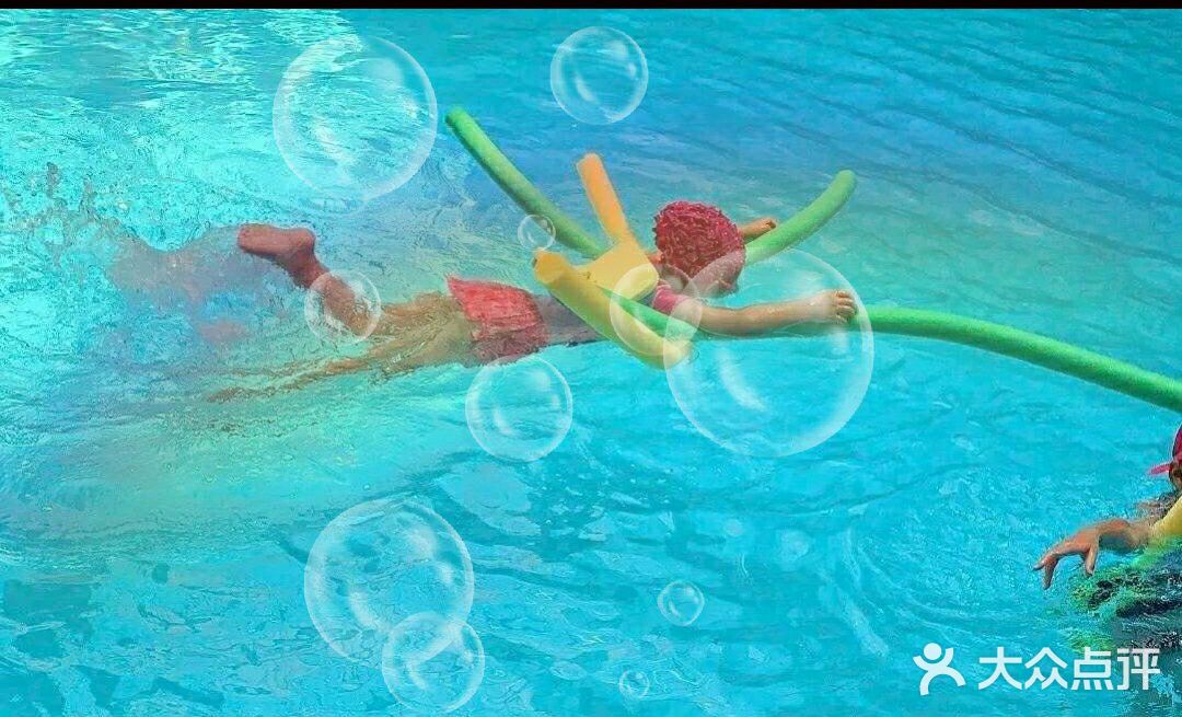 孩子第一次上游泳课[调皮]