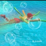 孩子第一次上游泳课[调皮]