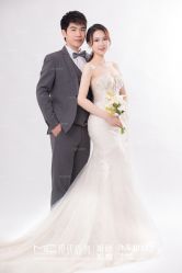 -现代经典婚纱摄影