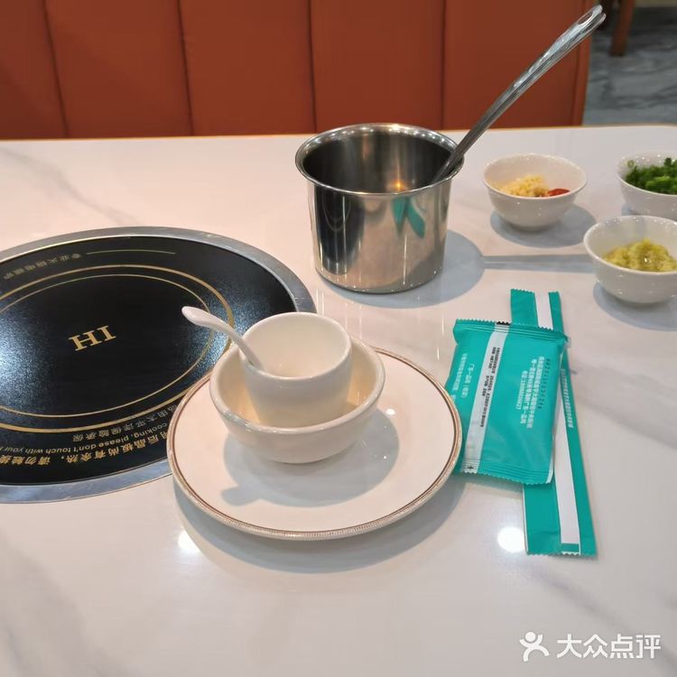 这家店的老板是广东人，听他打电话都是广东的口音