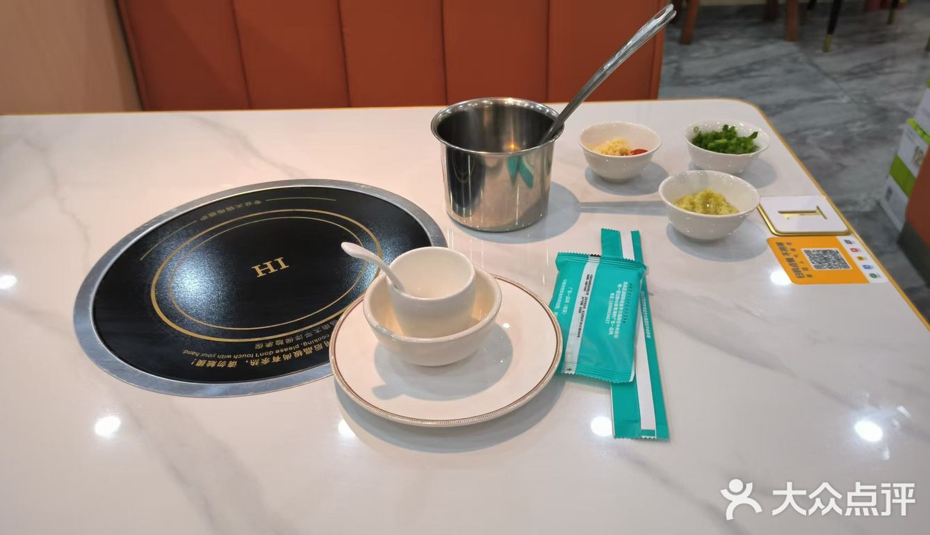 这家店的老板是广东人，听他打电话都是广东的口音
