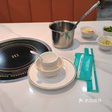 这家店的老板是广东人，听他打电话都是广东的口音