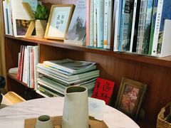 靠窗位-彳亍咖啡·这里(水湾路店)