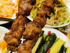 边上西安饭庄的羊肉串-新川面馆(新街口起源店)