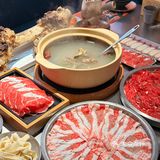 用牛骨几小时熬出来的高汤锅底好鲜美 牛大骨