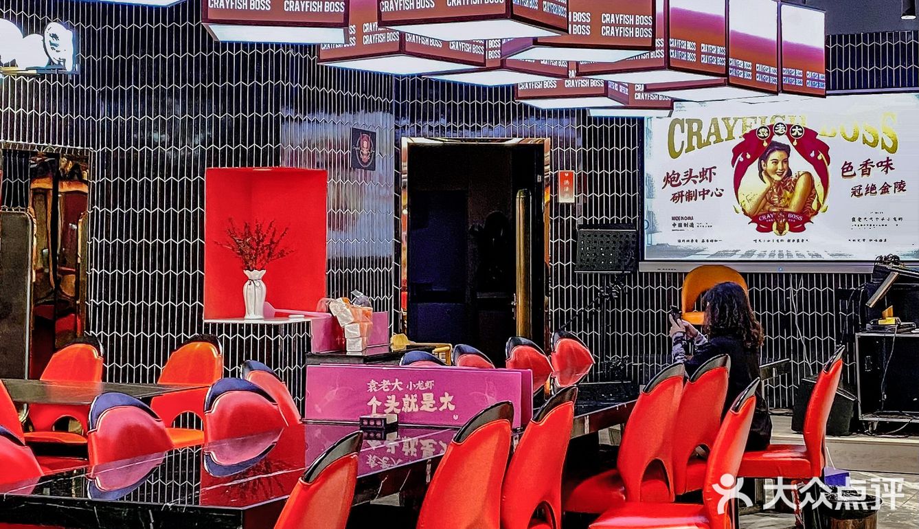 这家开了十几年的龙虾馆子龙虾个头越来越大了！吃起来太带劲啦！