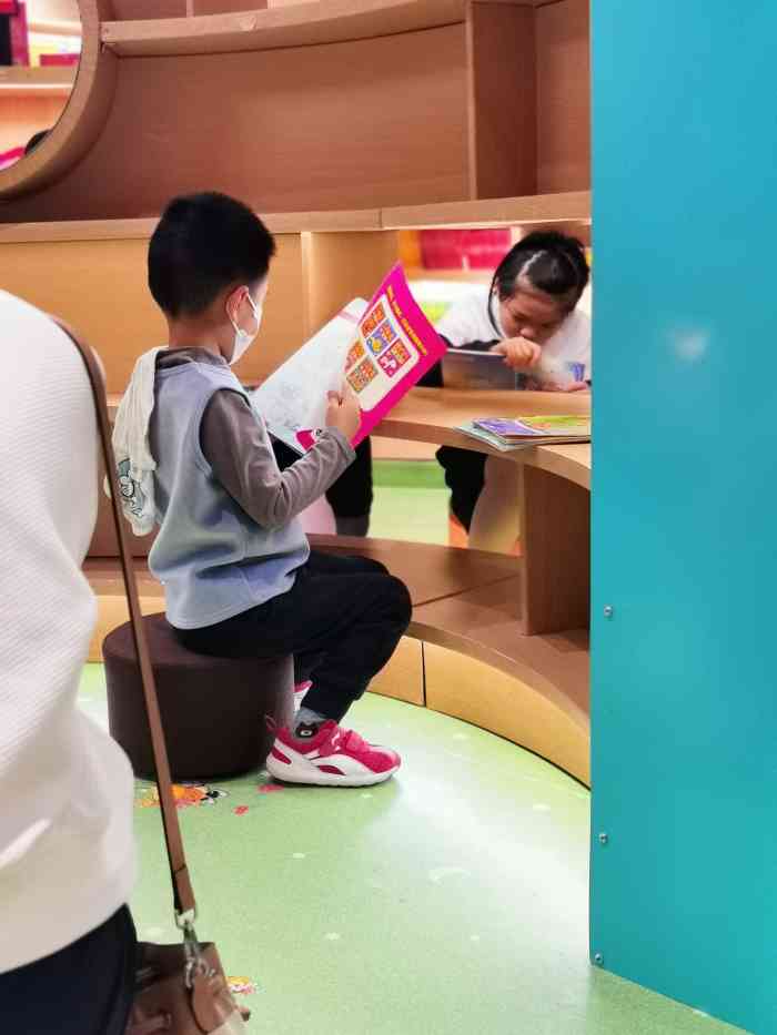 新华书店(保利水城店)-"重新装修的新华书店比以前好多了,以前系四.