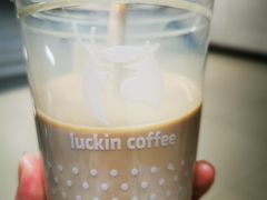 -瑞幸咖啡(岳家嘴地铁站店)