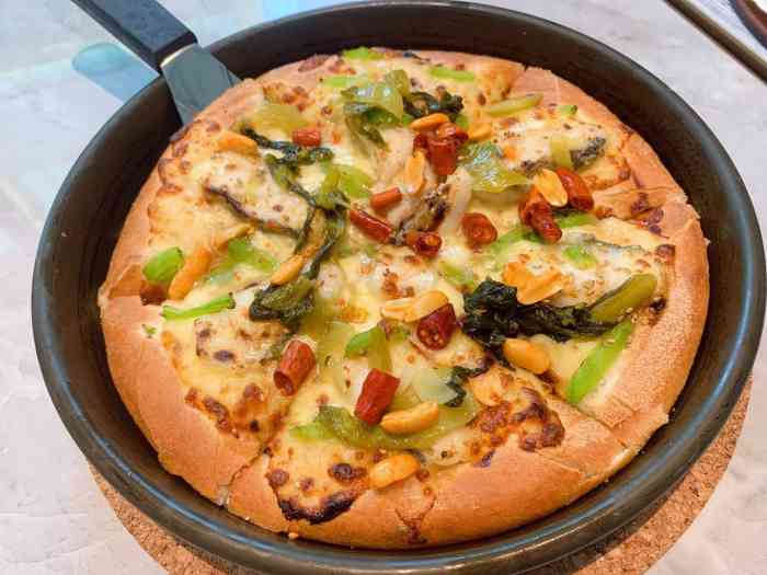 必胜客(长安万达店店)-"图片展示来自两个套餐:口碑76元牛上脑披.