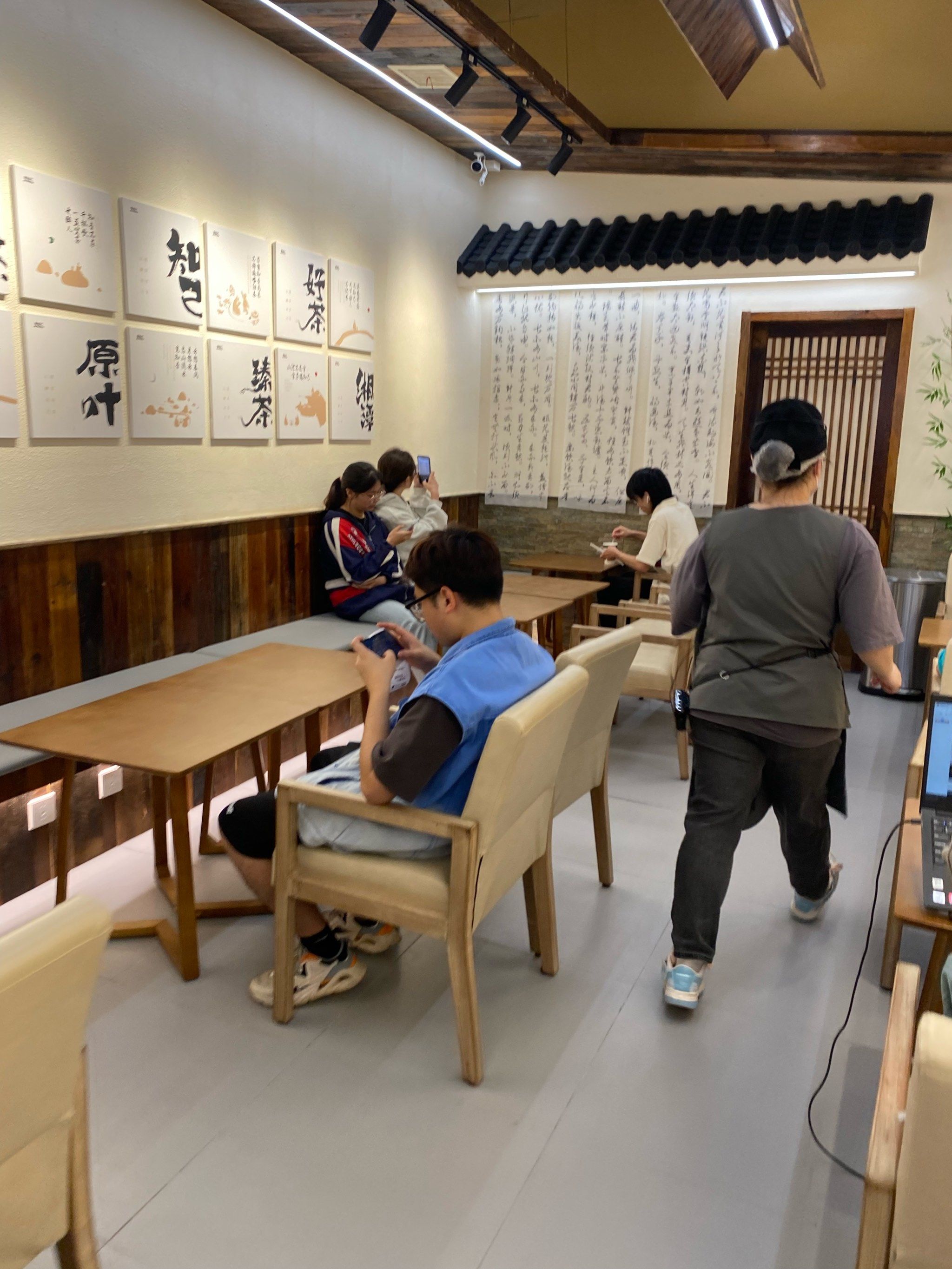 奶茶店的悠闲座位安排～好喝萃知己