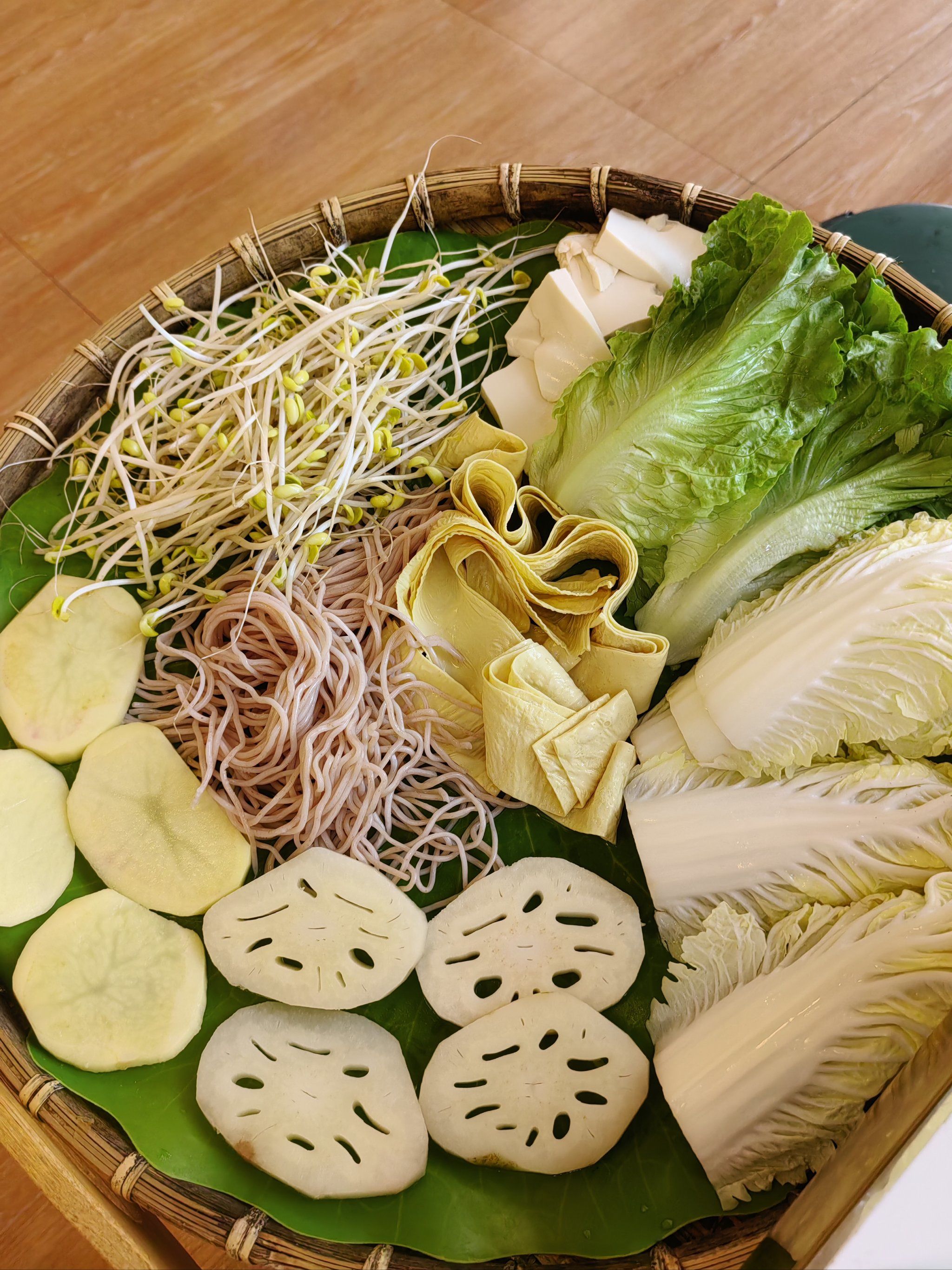 口汤都是满满的幸福感,各类菌子很丰富菌子品种多,蔬菜拼盘有8种蔬菜