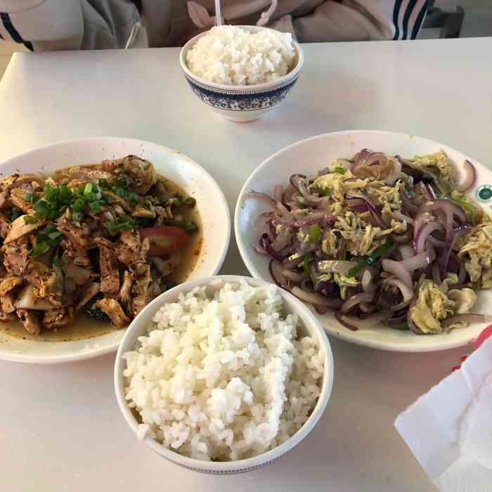 坐落於西京學院的食堂三樓有很多川菜館我選擇了川娃子小排擋各種各樣