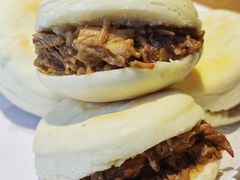 一口香肉夹馍-東舍食唐精品陕菜馆