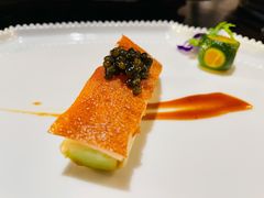 鱼子酱配脆皮烤乳猪-广州文华东方酒店·江-由辉师傅主理