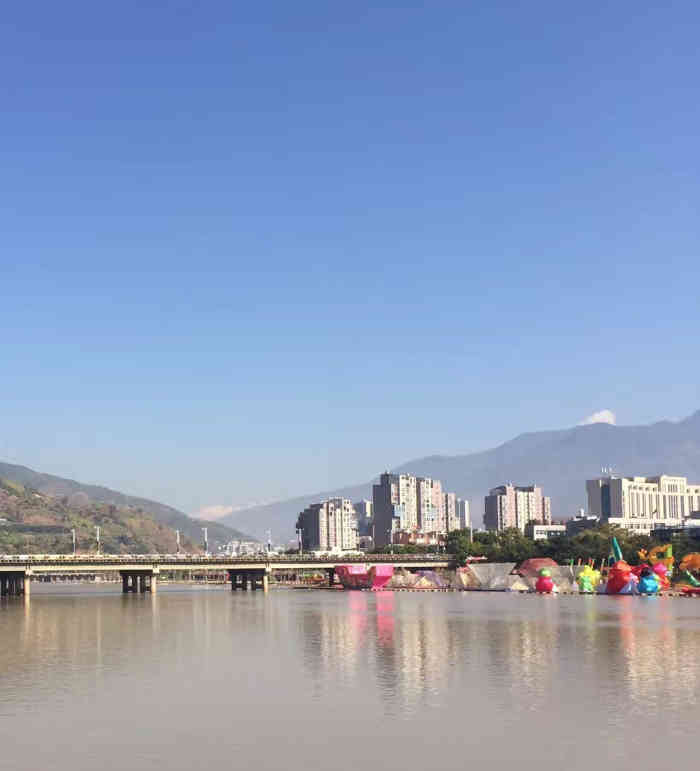 河滨公园-"米易县比较大的一个公园,这边环境比较好,.