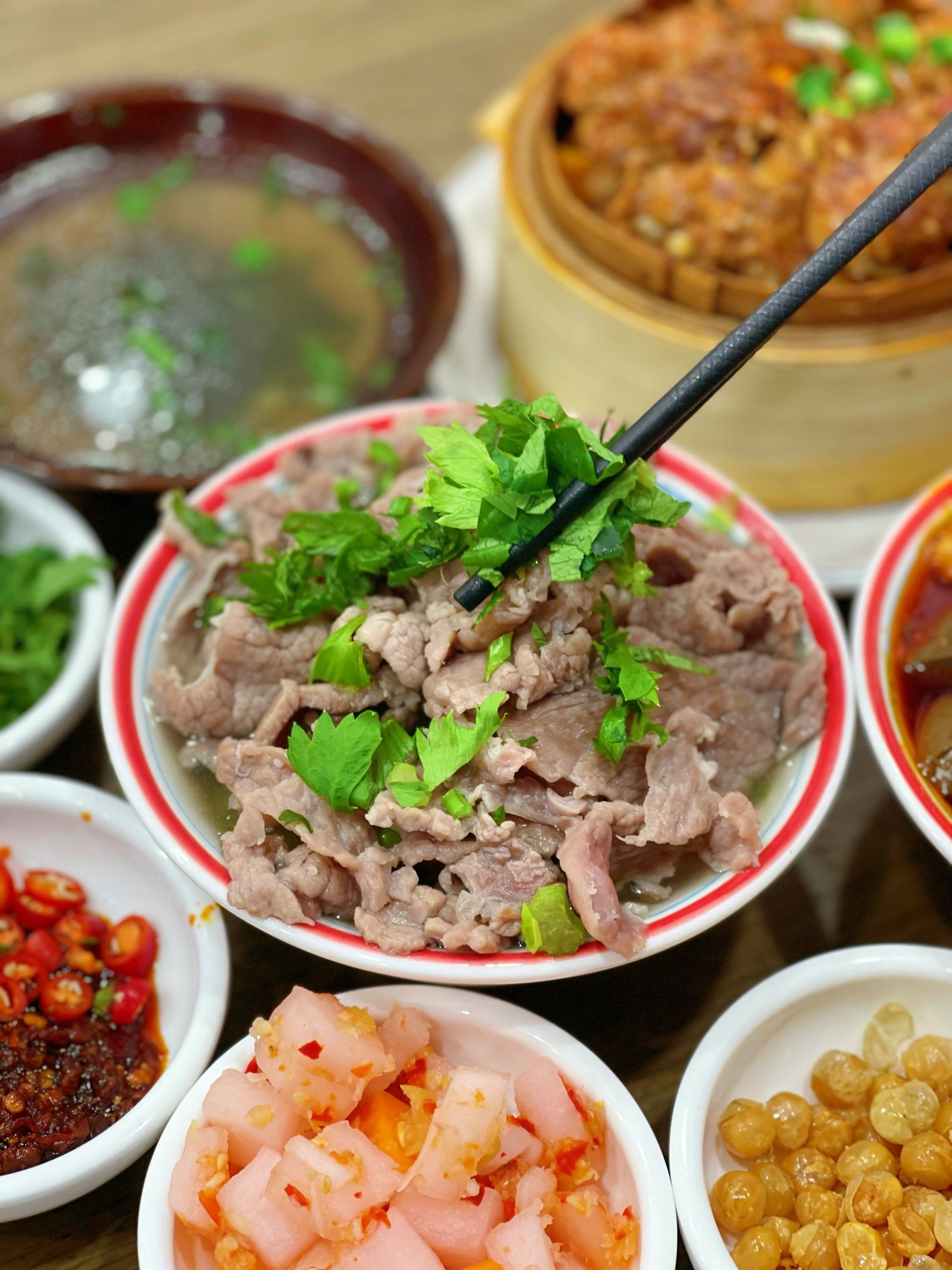 人均只要50 ,恨不得天天来滚菜单,这家天选打工人的跷脚牛肉小碗菜,我