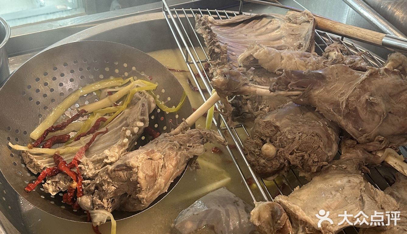 家附近羊肉馆子到是挺多，不过就数这家最味道最好！