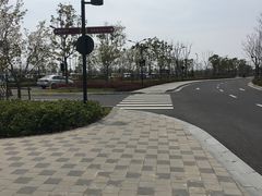 -奕欧来上海购物村停车场