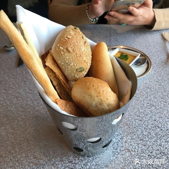 励骏酒店 碧翠法式餐厅餐前包图片