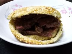 吊炉烧饼夹牛肉-年巴羊肉铺老铜锅(梅江店)