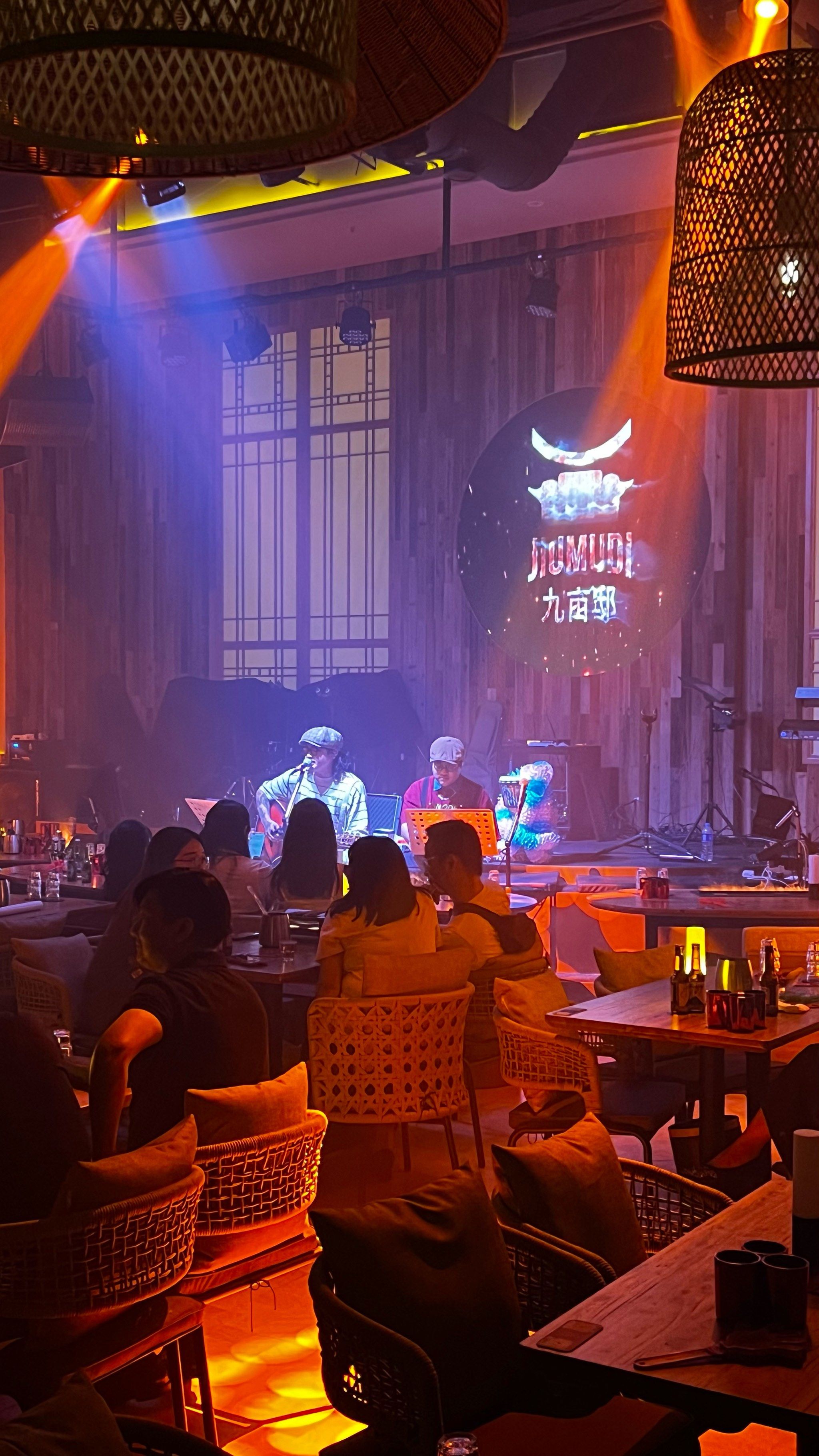 武汉的酒吧玩出新花样,歌手还要讲段子🎤