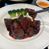 是一整栋超漂亮的洋房，有包房私密性也很强