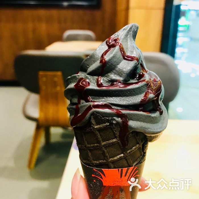 汉堡王酷黑火山华夫冰淇淋(黑芝麻)图片