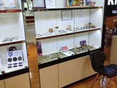 -MiRi眼镜连锁·蔡司·尼康控优点合作店(莘庄店)