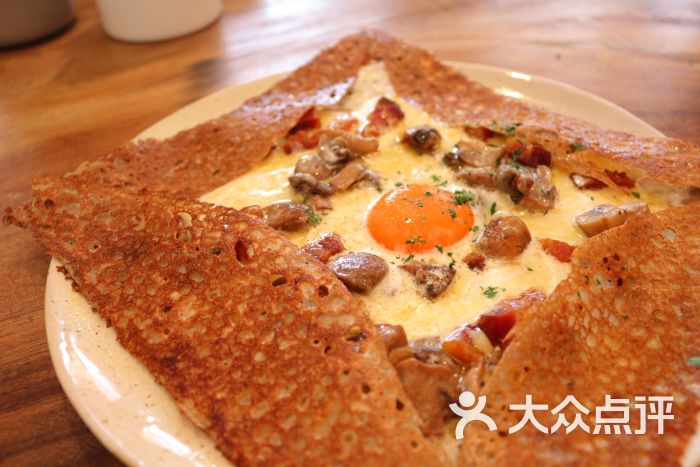 鸡蛋蘑菇熏肉荞麦可丽饼