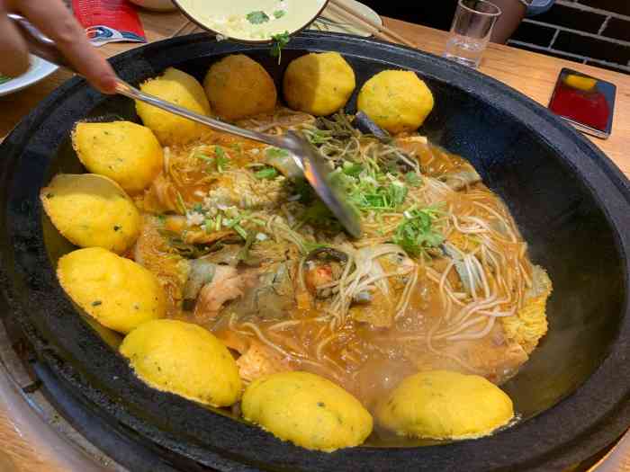 鸽子刘铁锅炖鱼(劲松店)-"干杯!啤酒畅饮.花卷和贴饼子我的最爱,.