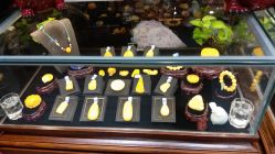 -灵彩珠宝(朗香街店)