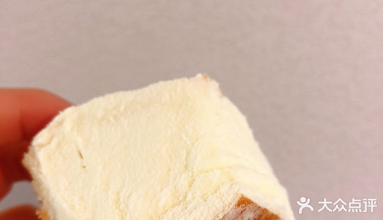 红丝绒外卖自观泉路附近的爱购超市，草莓杯是朋友送的