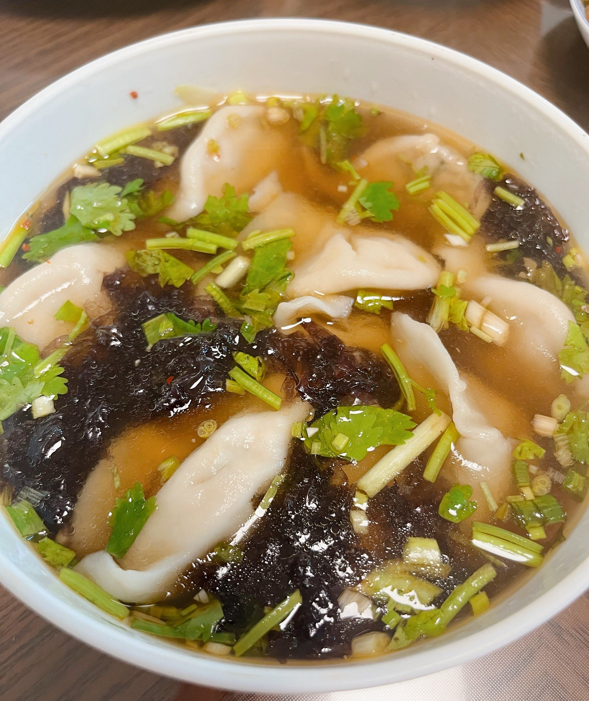 再加点儿紫菜,香葱,香菜,吃饺子带喝汤,浑身都暖和起来啦,要是有点儿