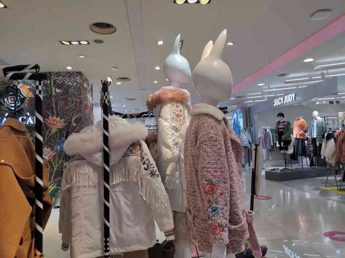 lian can 莲灿(武汉群光广场店"99位置:群光二楼 下电梯口的位置