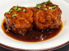 鸭蛋黄狮子头-梅飞酒家(桑园路店)