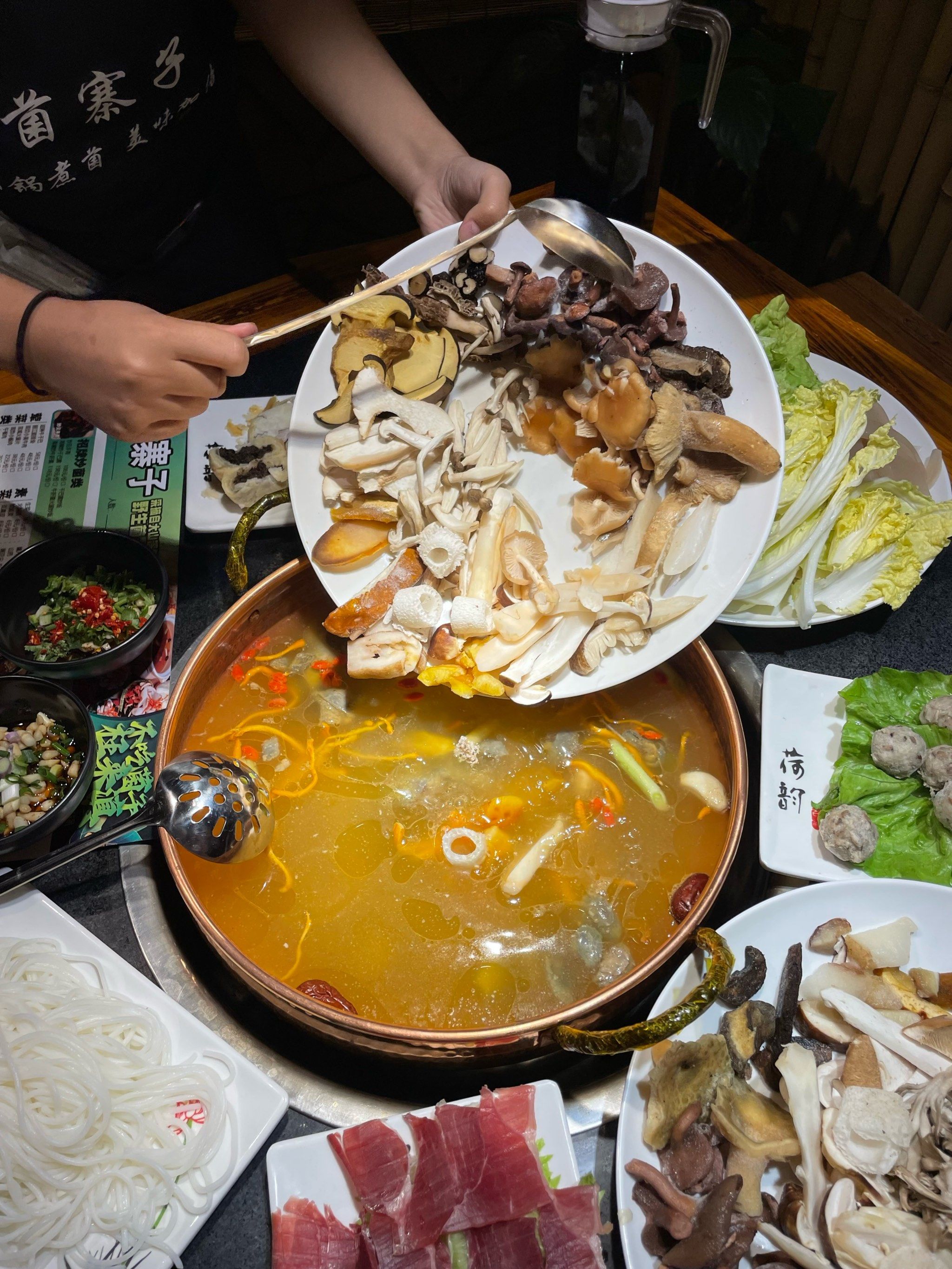 来昆明一定要试试他家的野生菌火锅!敲鲜美!