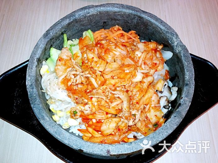 五花肉辣白菜石锅拌饭图片