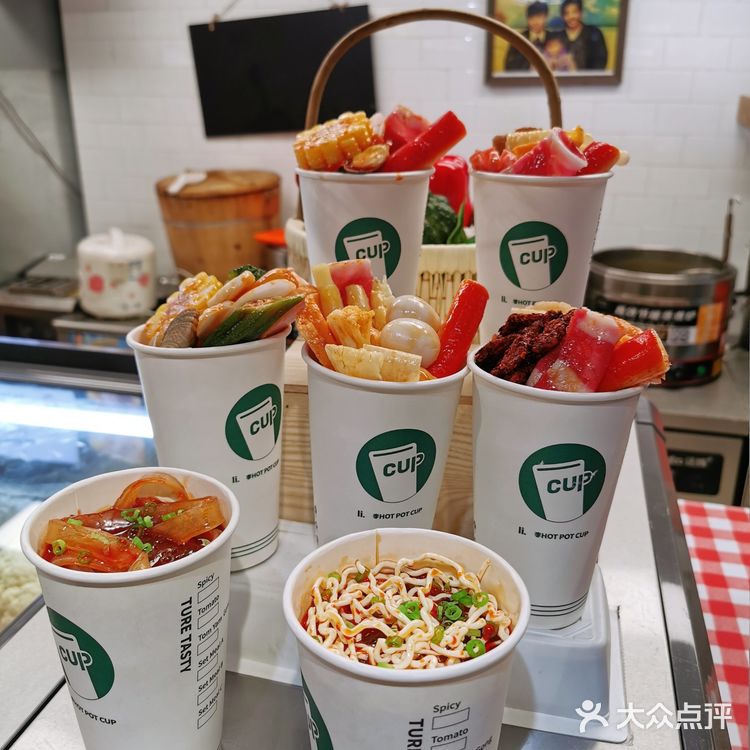 网红火锅杯，其实就是杯子装的麻辣烫呗[偷笑]