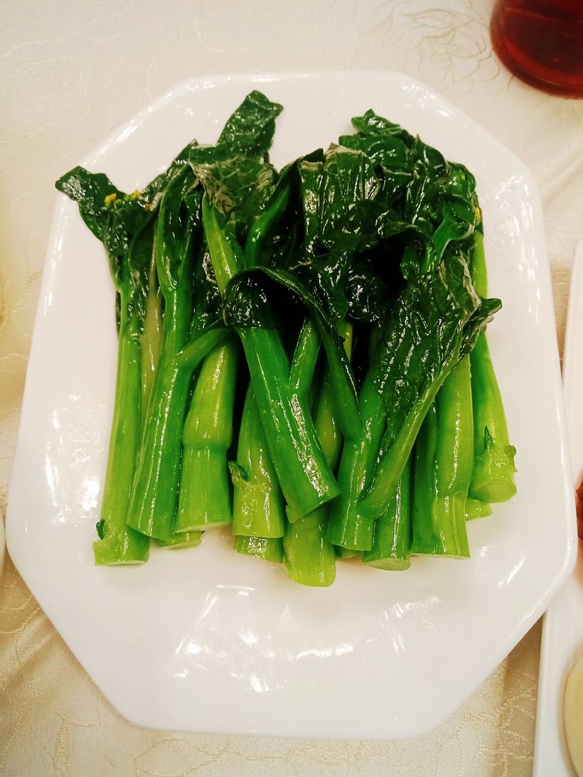 白灼青菜是一个以菜心,蒜头为主要材料的菜品,口味咸鲜.