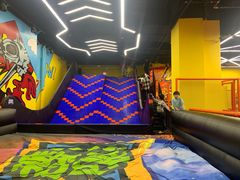 -爱蹦iBOON蹦床运动馆(江汉店)